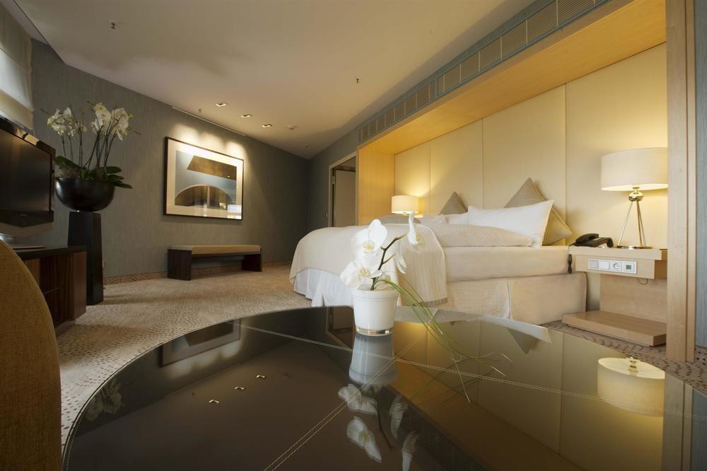 Sheraton Berlin Grand Hotel Esplanade Екстер'єр фото A room at the Mandarin Oriental, Munich