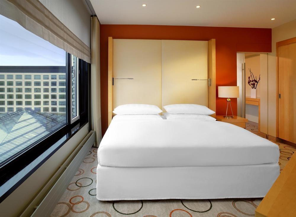 Sheraton Berlin Grand Hotel Esplanade Екстер'єр фото A bedroom at the hotel