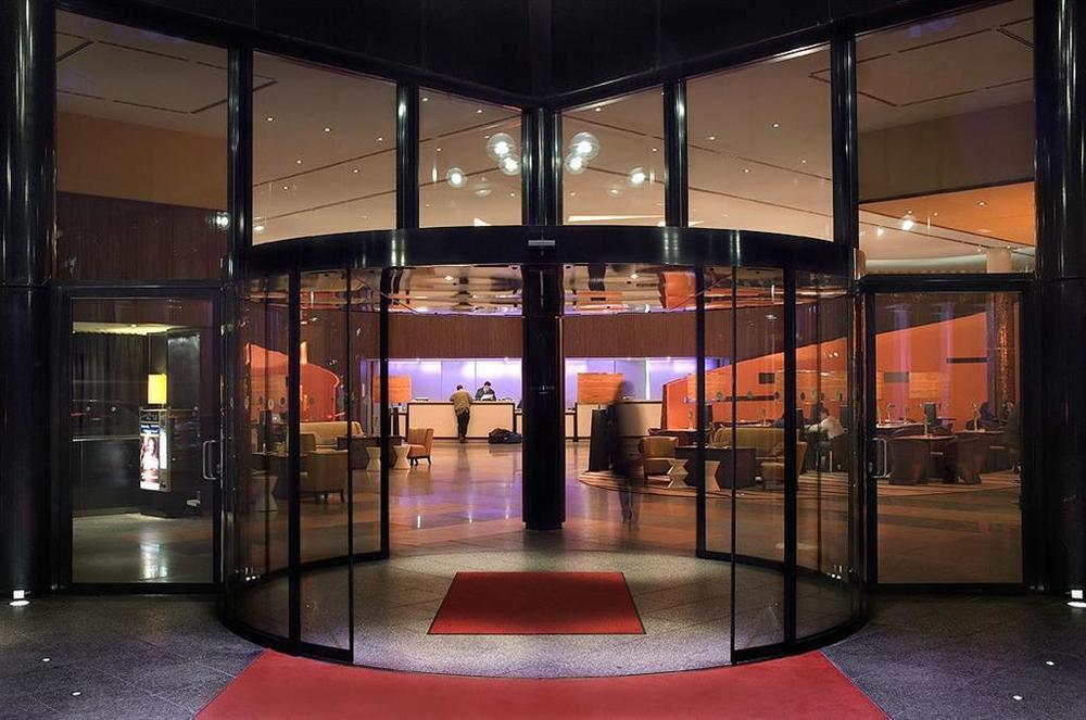 Sheraton Berlin Grand Hotel Esplanade Інтер'єр фото Entrance to the hotel