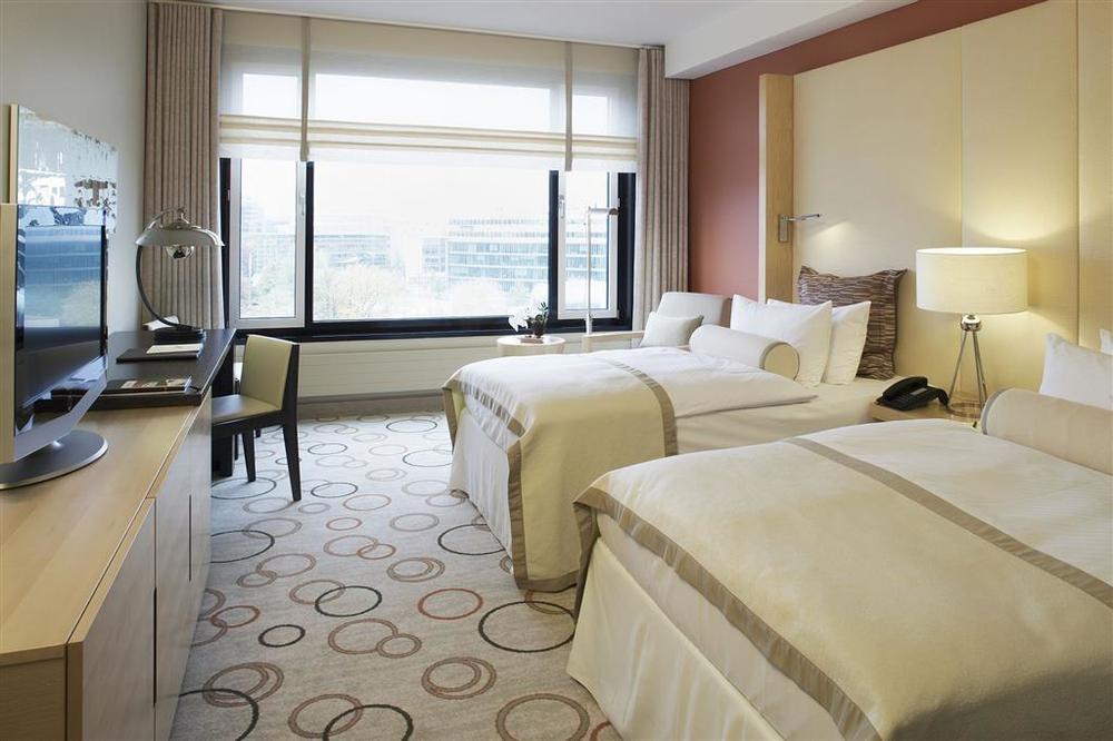 Sheraton Berlin Grand Hotel Esplanade Екстер'єр фото A room at the hotel
