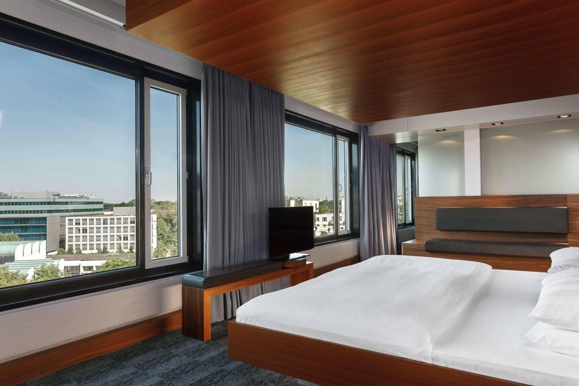 Sheraton Berlin Grand Hotel Esplanade Екстер'єр фото A room at the hotel