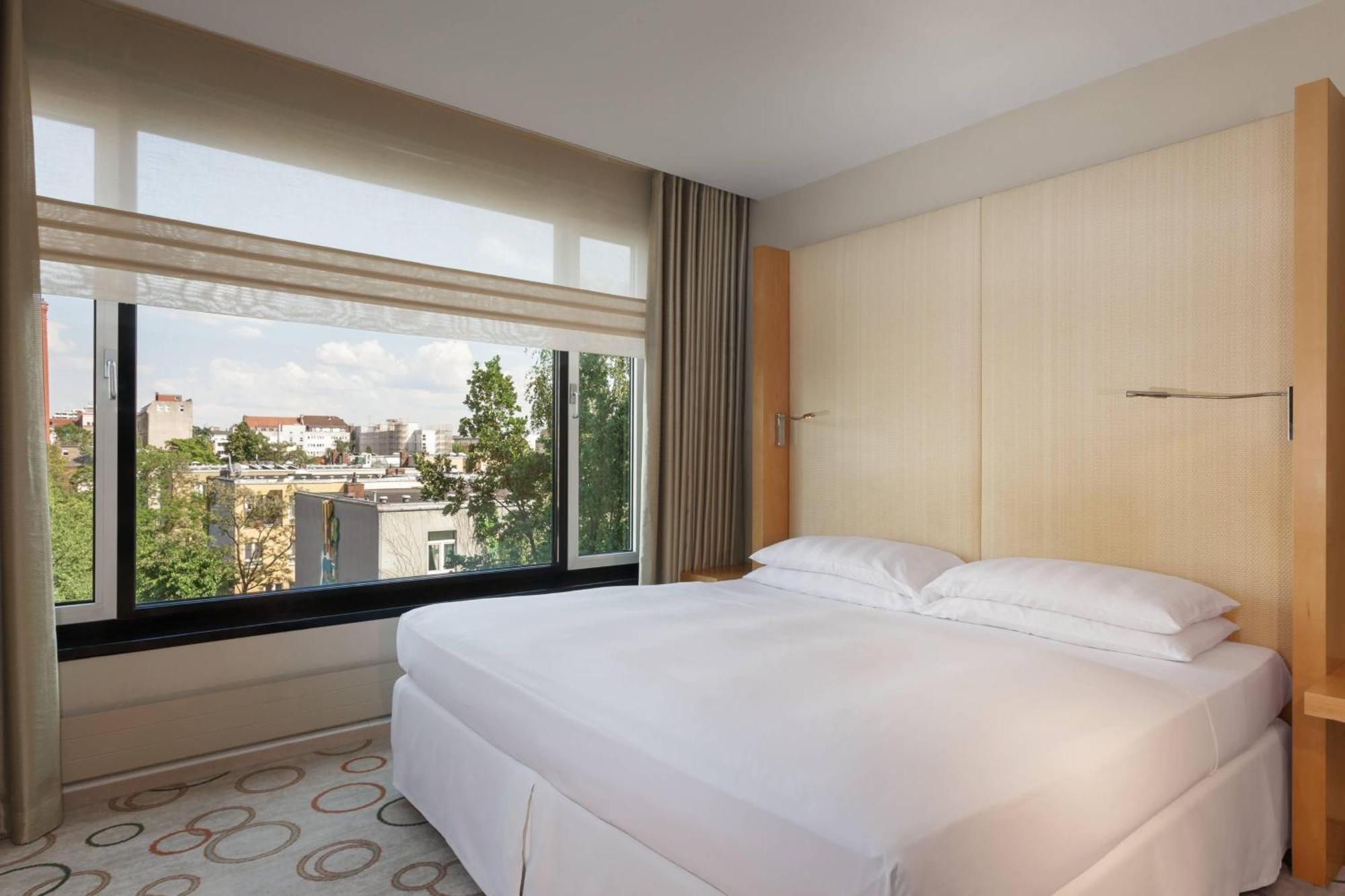 Sheraton Berlin Grand Hotel Esplanade Екстер'єр фото A bedroom at the hotel