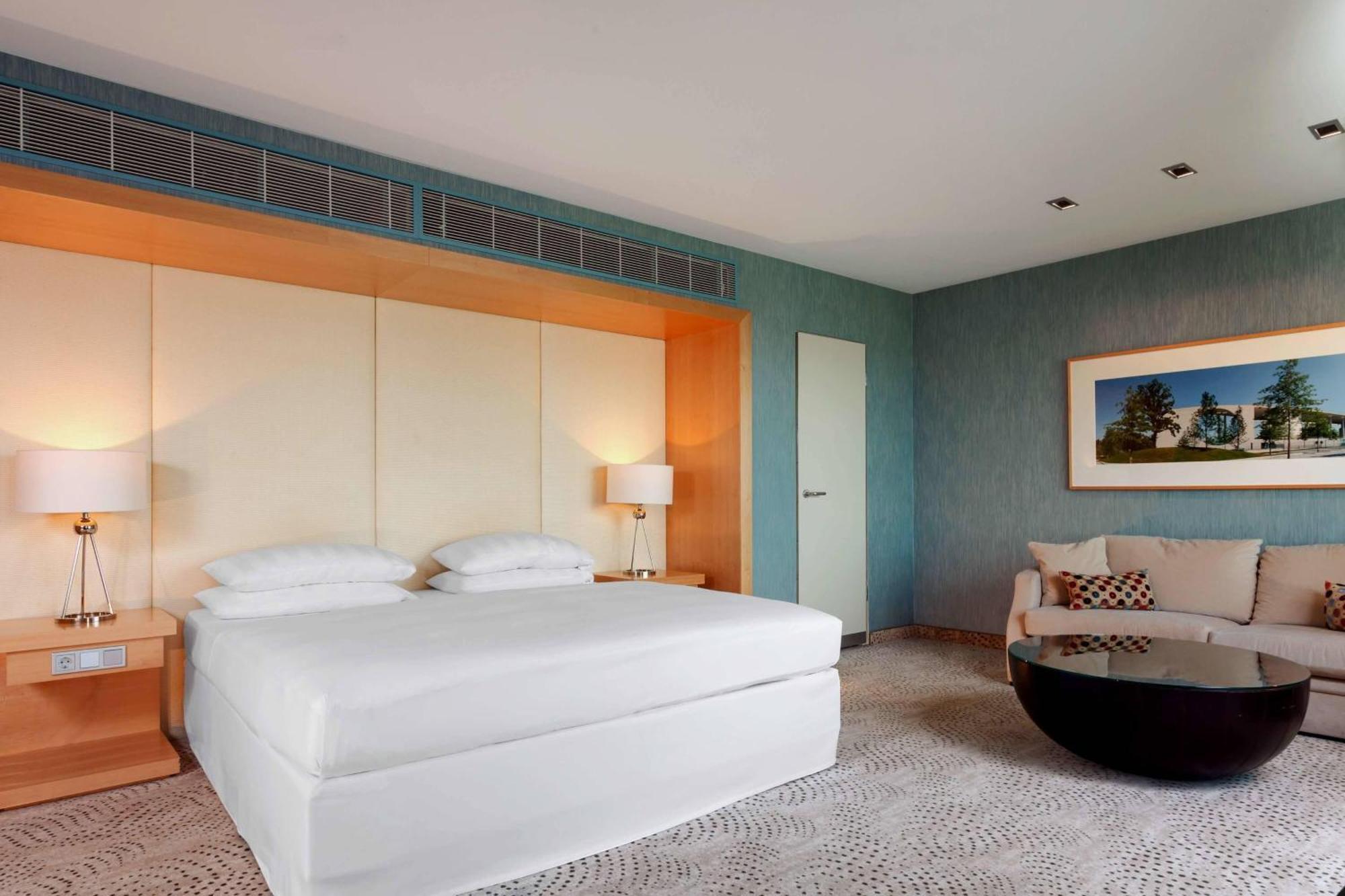 Sheraton Berlin Grand Hotel Esplanade Екстер'єр фото A bedroom at the hotel