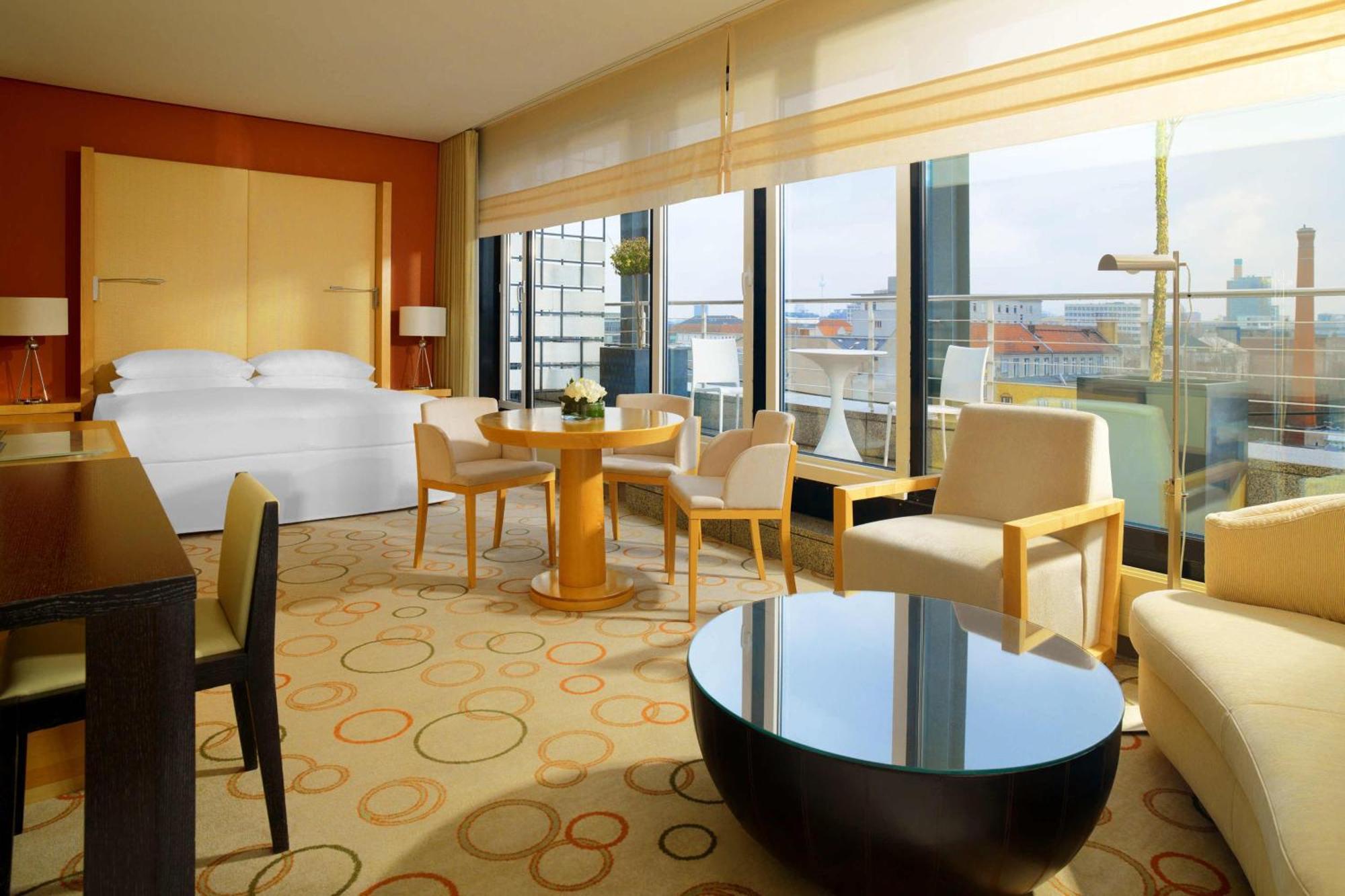 Sheraton Berlin Grand Hotel Esplanade Екстер'єр фото A suite at the Mandarin Oriental, Munich