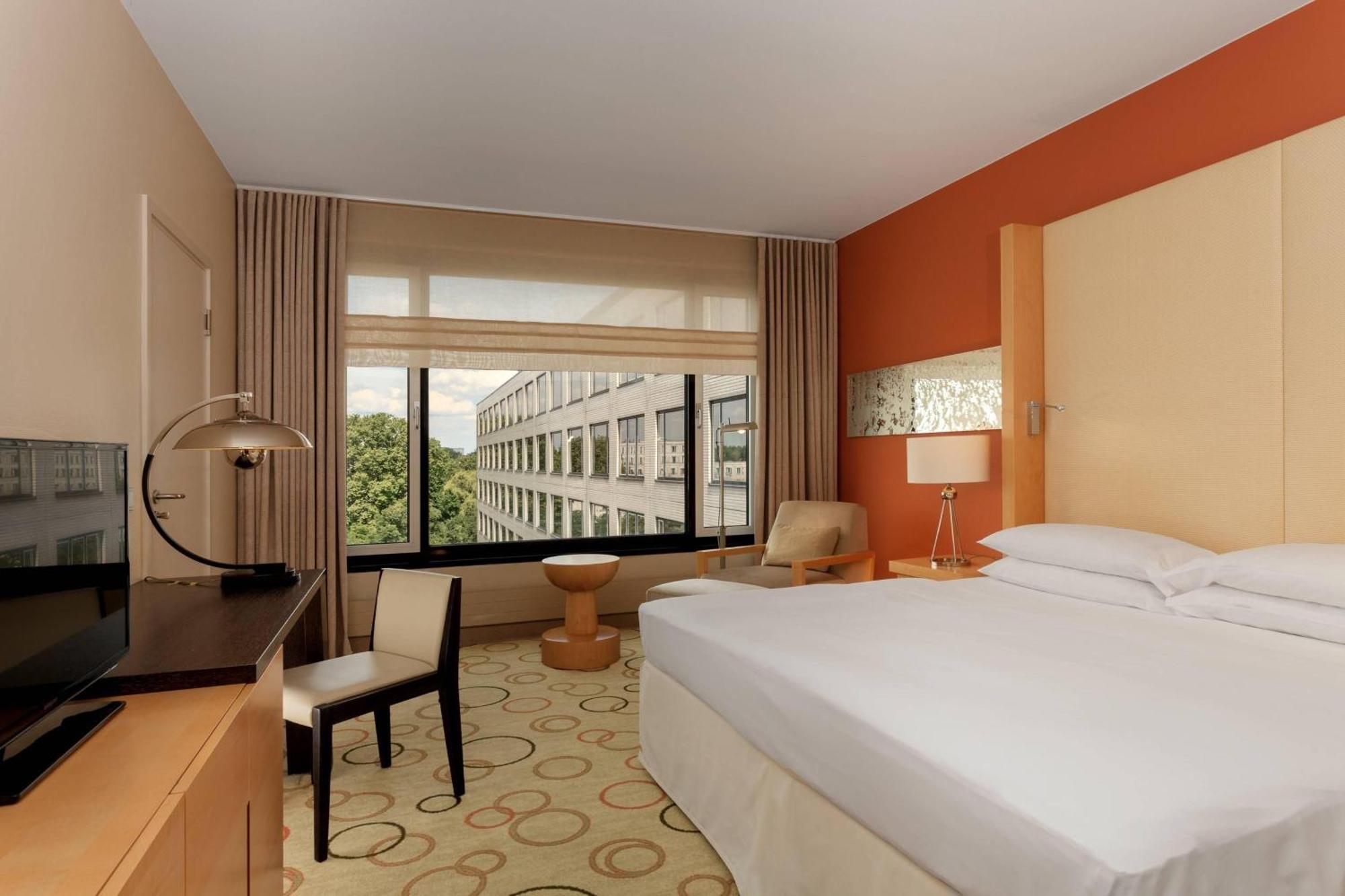 Sheraton Berlin Grand Hotel Esplanade Екстер'єр фото A guest room at the hotel