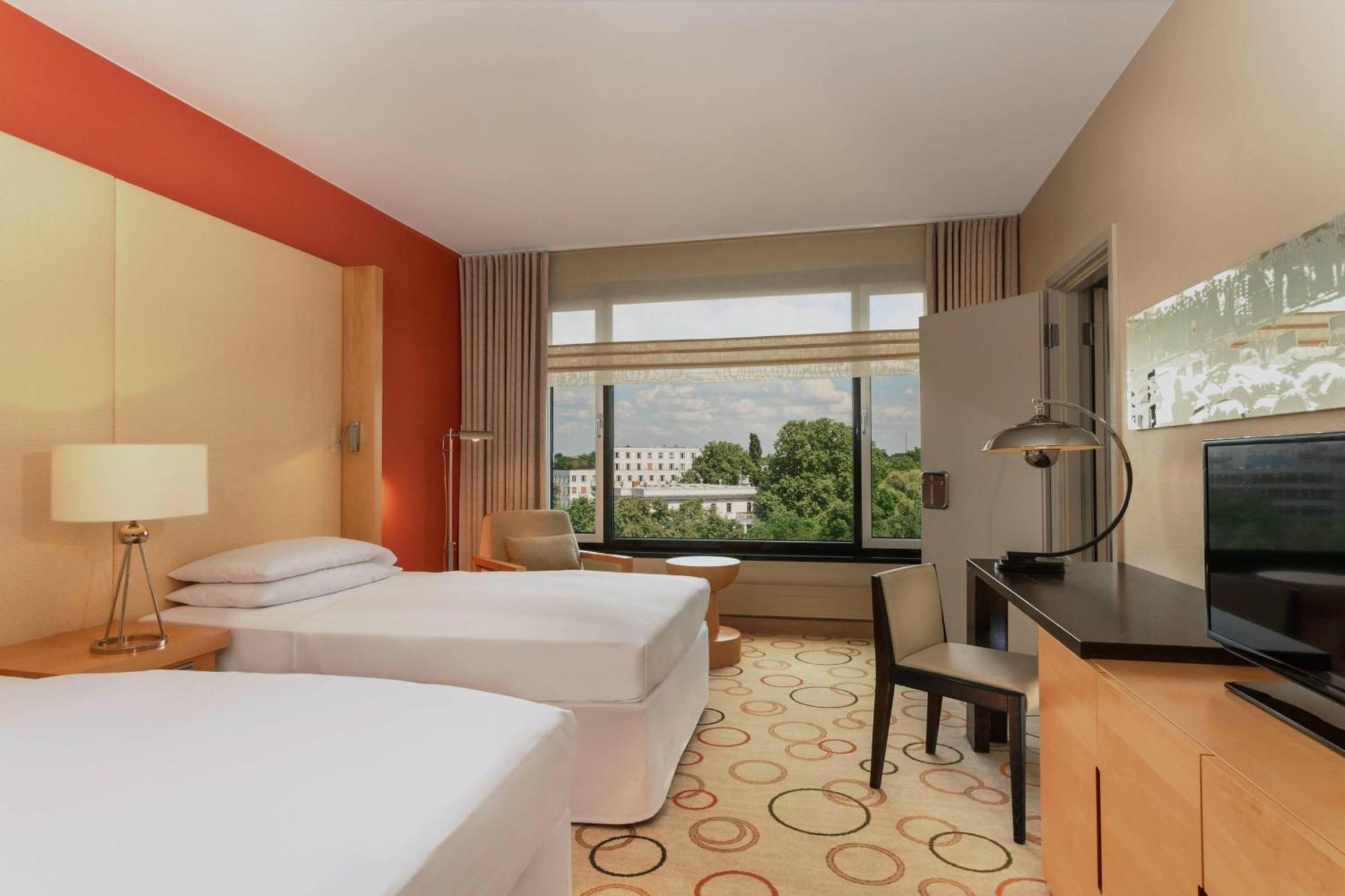 Sheraton Berlin Grand Hotel Esplanade Екстер'єр фото A typical guest room